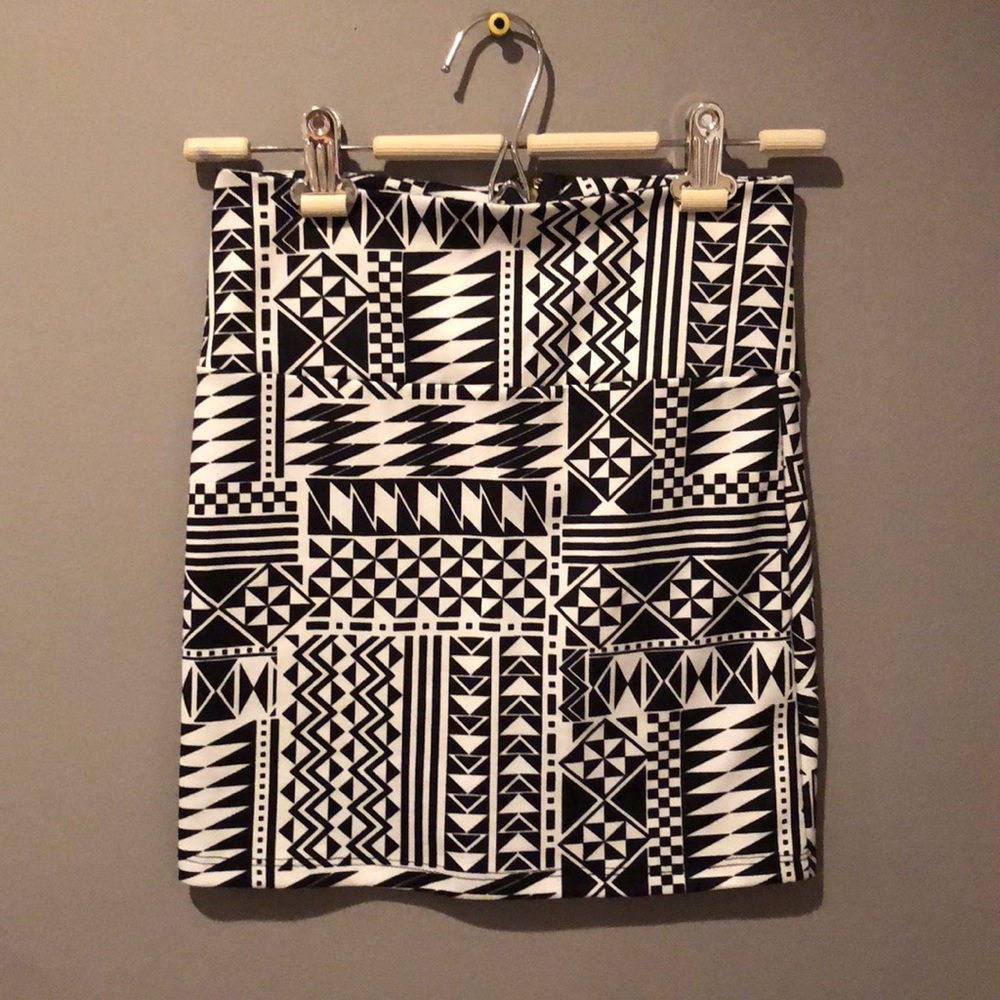 Signature 8 Black and white patterned skirt